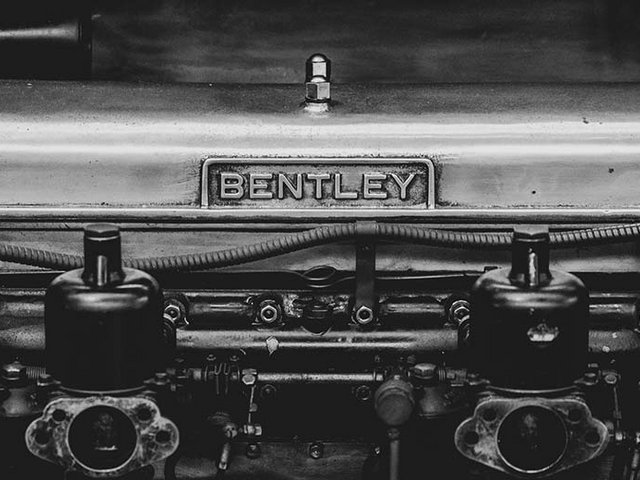 Ein alter Bentley-Motor. Unsere Bentley-Dienstleistungen umfassen alle Fahrzeuge von jung bis alt.