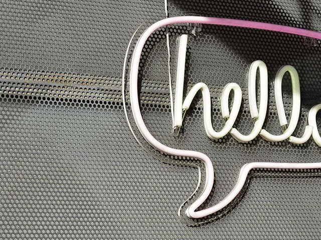 Schild in Form einer Sprechblase mit der Aussage "Hello"