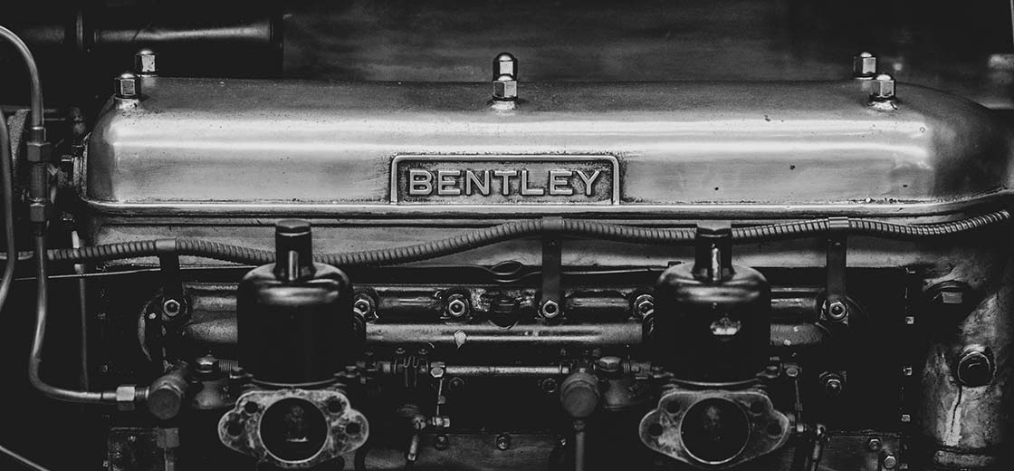 Ein alter Bentley-Motor. Unsere Bentley-Dienstleistungen umfassen alle Fahrzeuge von jung bis alt.