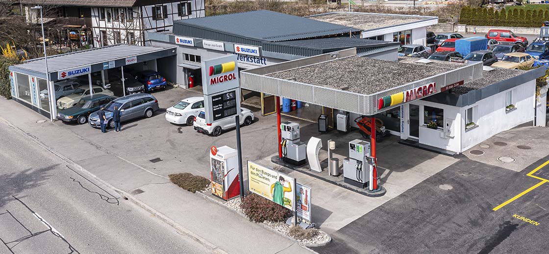 Drohnenaufnahme der Garage Jost GmbH in Pieterlen mit Suzuki Werkstatt und Migrol Tankstelle.